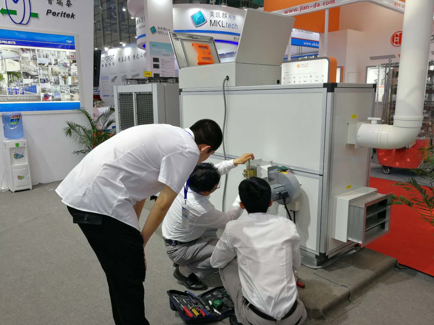 好色TV污视频下载泰总经理吴建平亲自检查参展设备
